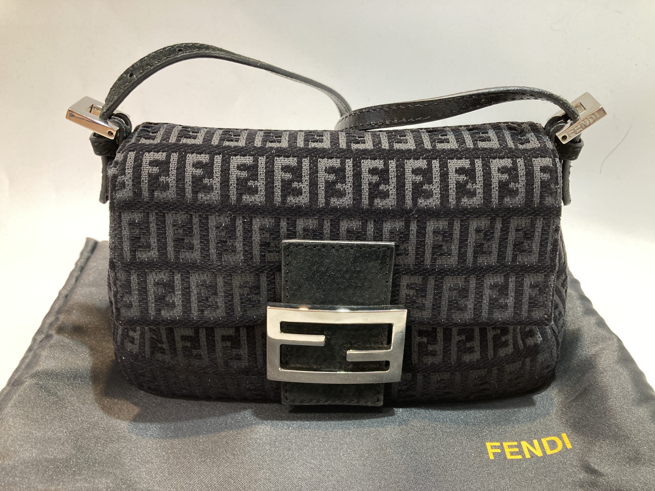 FENDI フェンディ マンマバケット ズッカ - バッグ